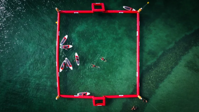 Vue aérienne de personnes dans un espace de baignade délimité sur le lac