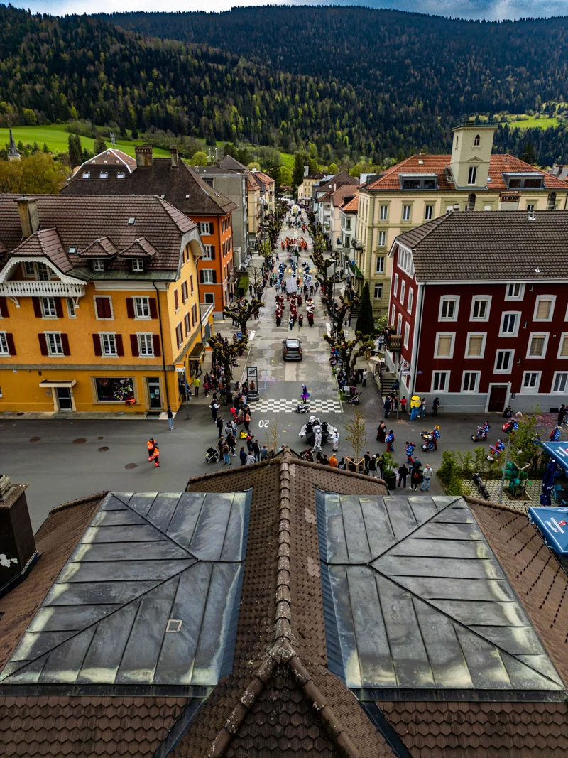 Vue en hauteur d’une rue animée entre les bâtiments de la ville