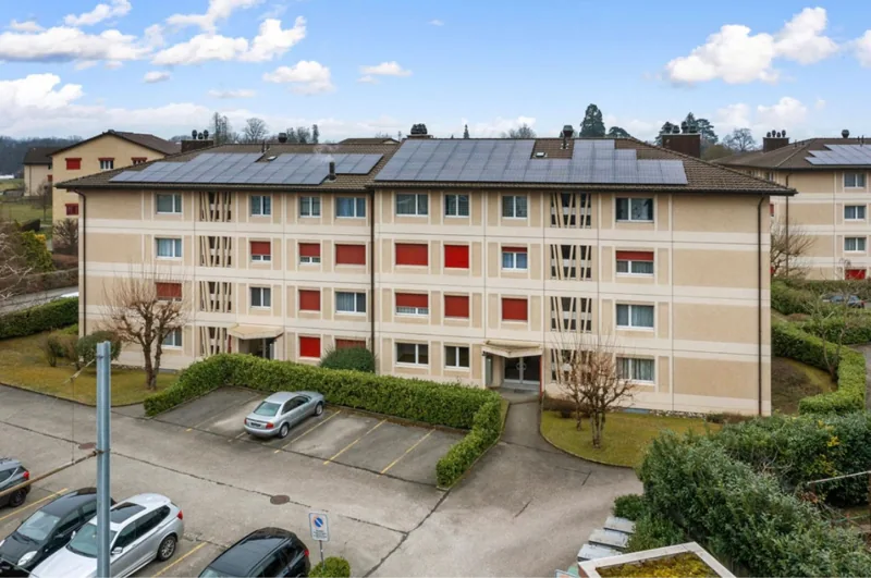 Façade et environnement d’un bâtiment photographiés en hauteur