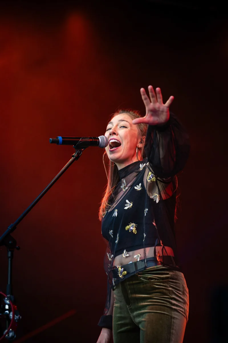 Chanteuse exprimant son énergie au micro pendant un concert