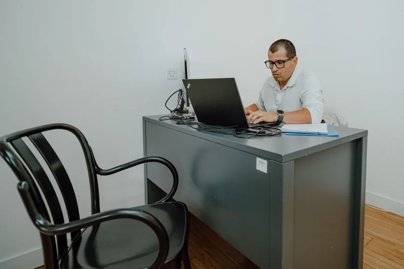Une professionnelle au travail à son bureau