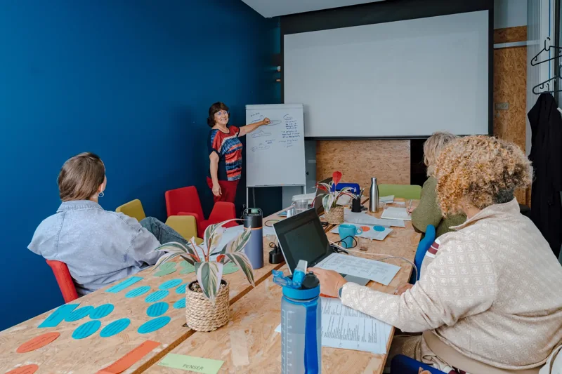 Présentation et échanges pendant un atelier professionnel