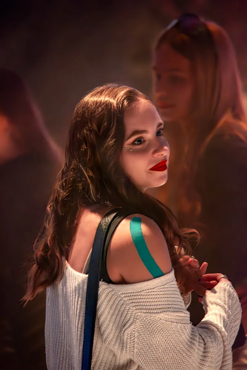 Portrait d’une participante dans les lumières d’une soirée