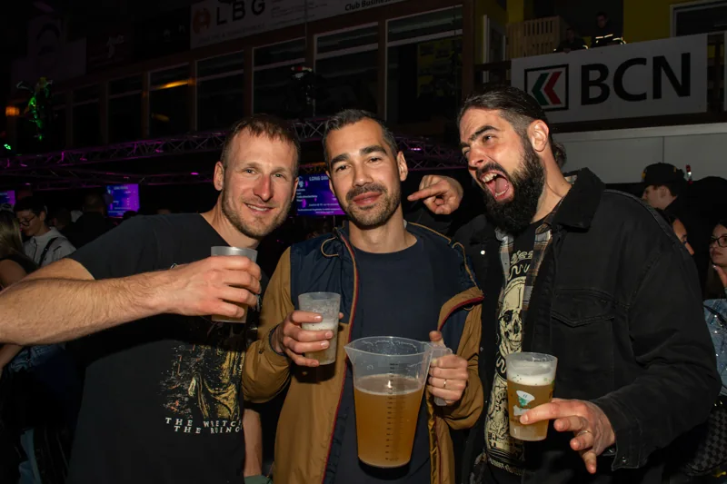 Trois amis réunis pendant une soirée