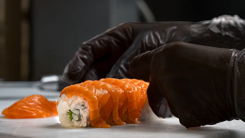 Un geste précis pour terminer une assiette de sushis