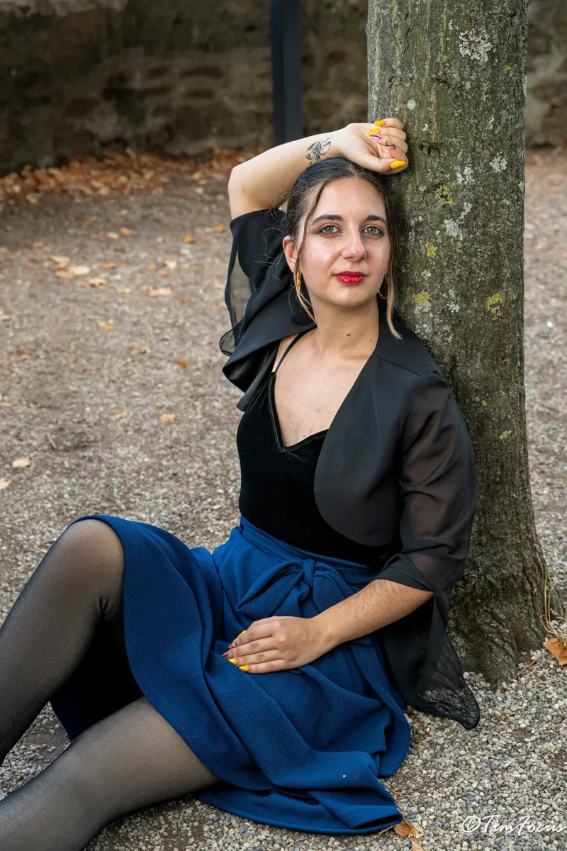 Portrait de Jacqueline assise au pied d’un arbre