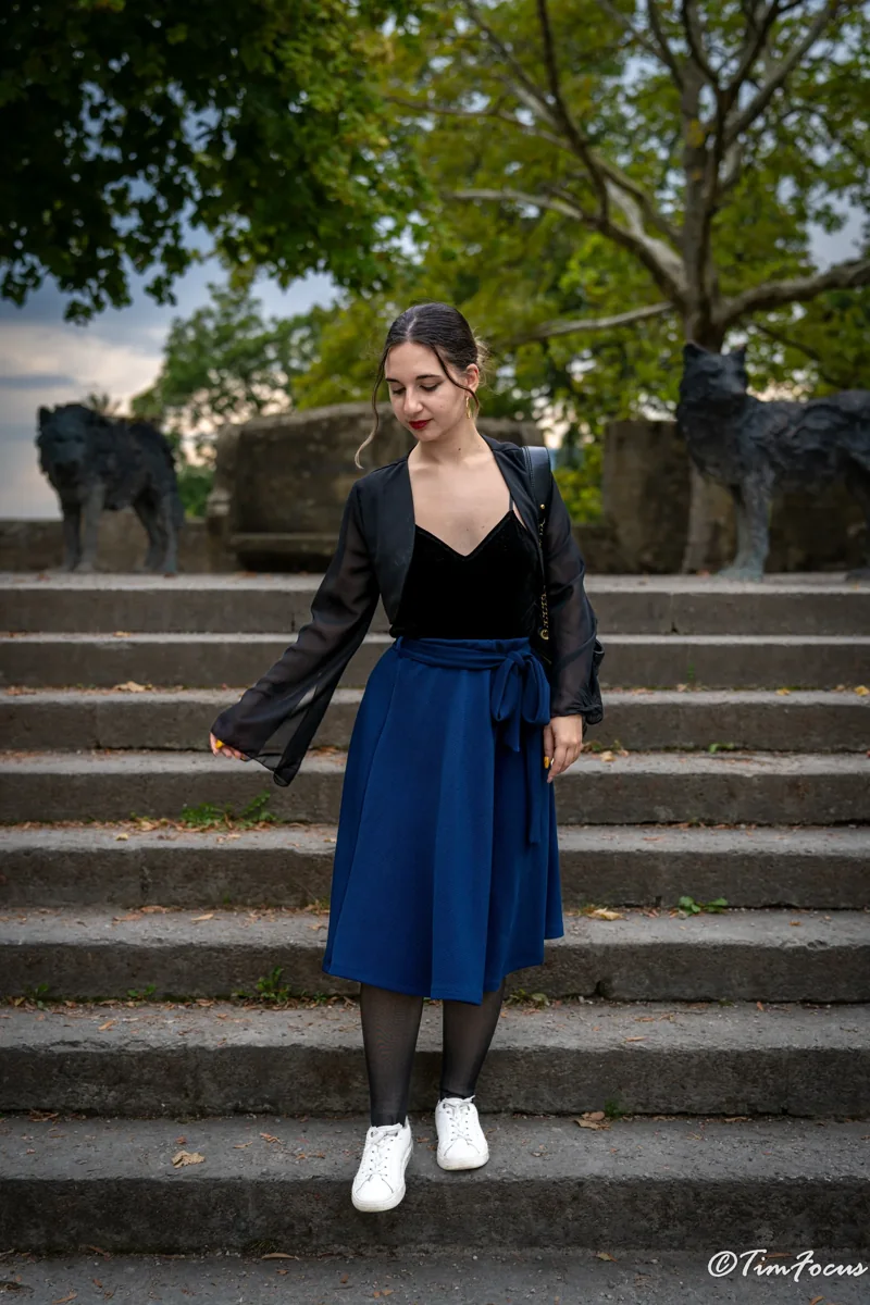 Jacqueline debout dans un escalier en pierre