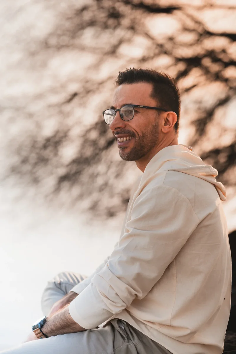 Bruno souriant sous les fleurs de printemps
