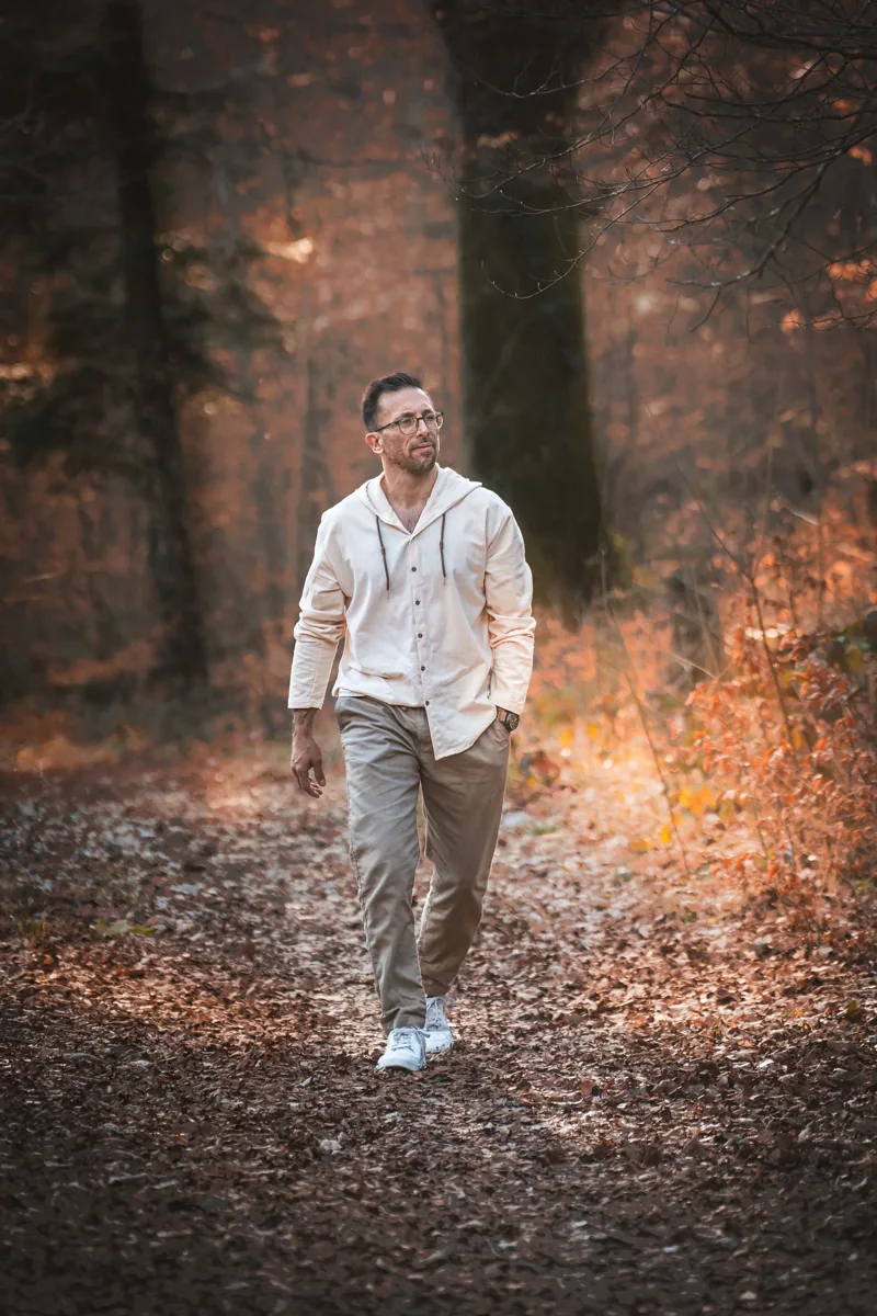 Bruno dans un sentier aux couleurs d’automne
