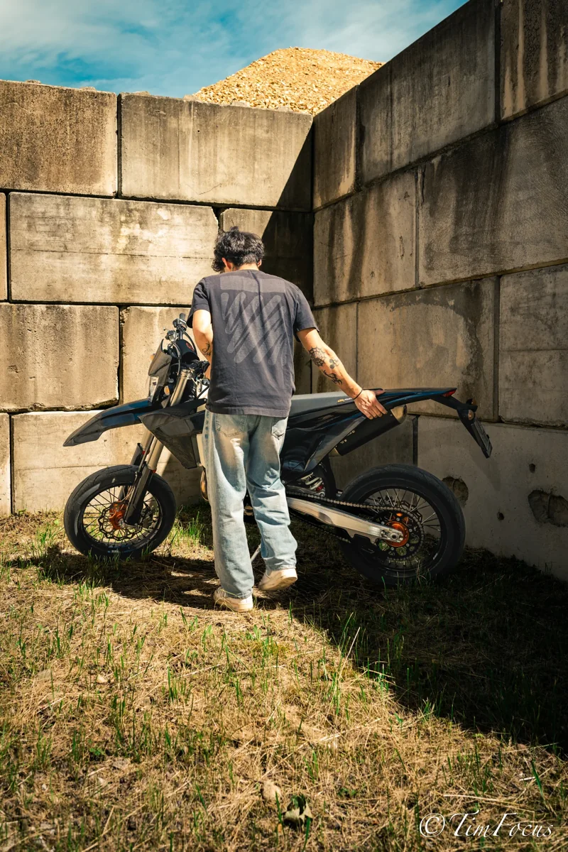Portrait près d’une moto dans un décor urbain