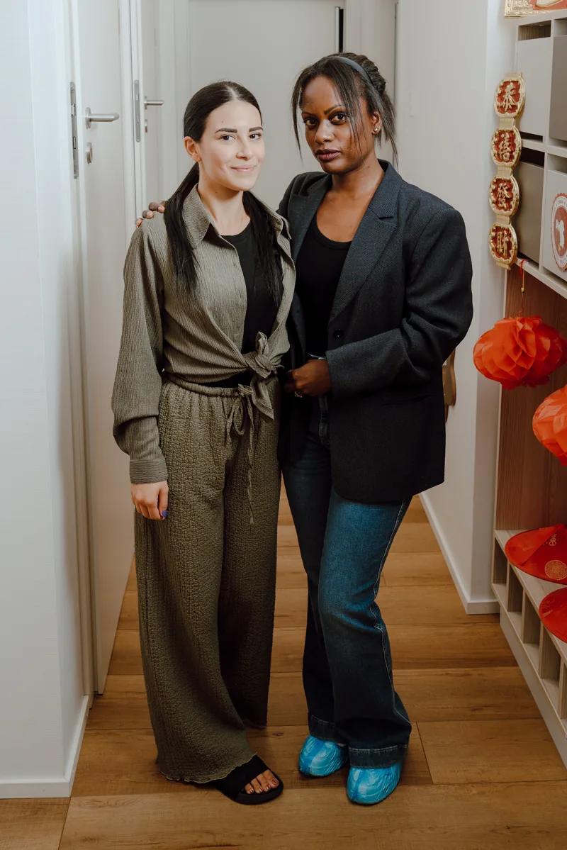 Portrait de deux professionnelles dans leur lieu de travail