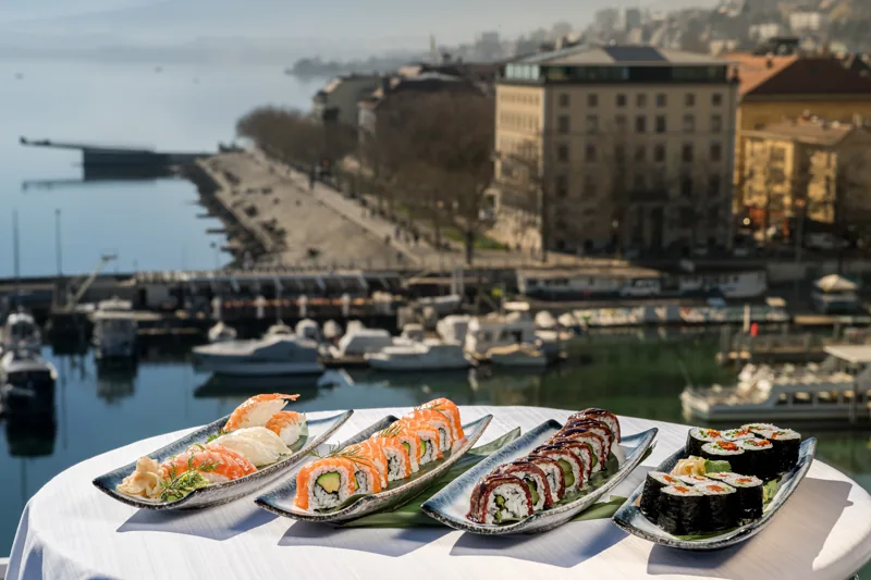 Assiettes de sushis sur une table avec vue sur le lac