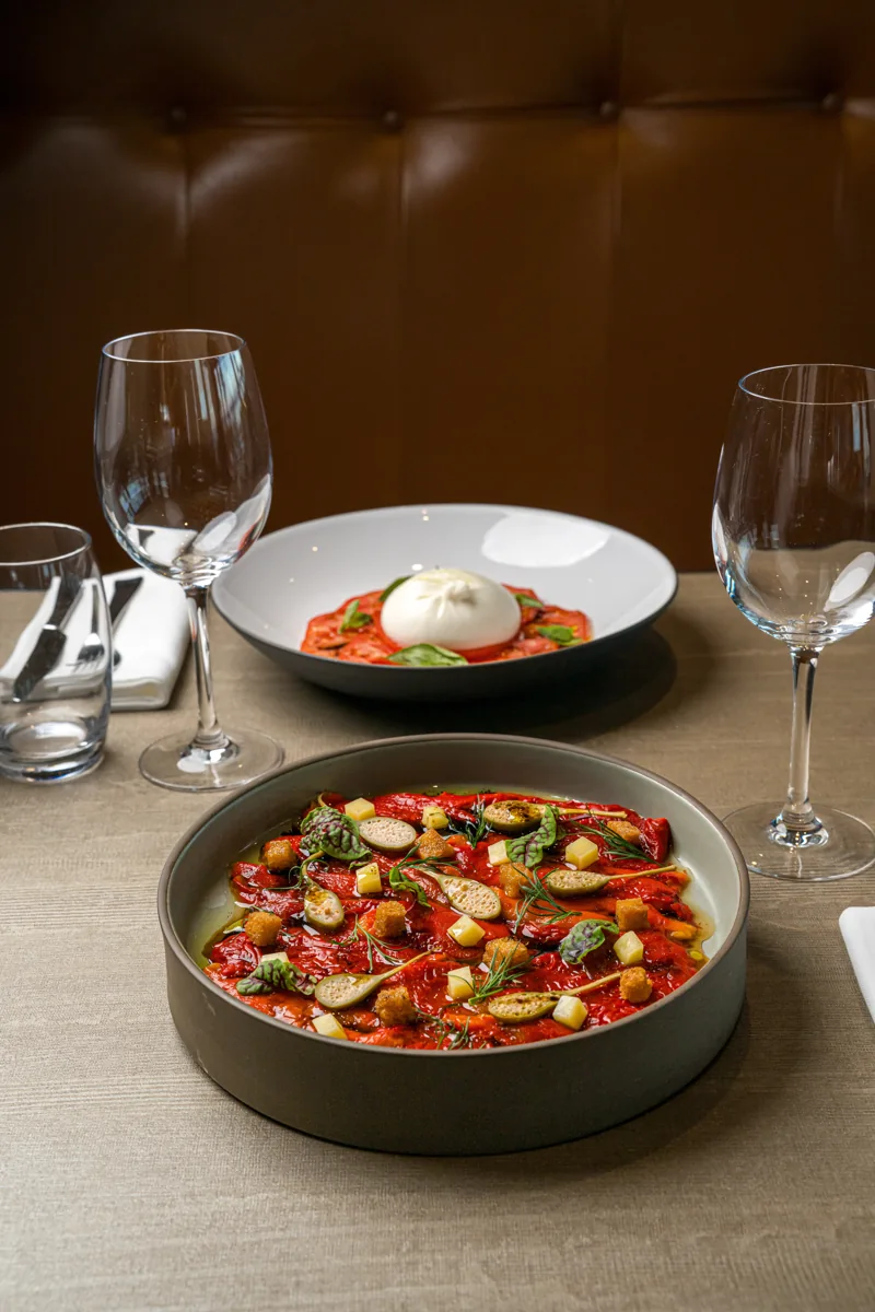 Deux assiettes colorées dressées sur une table de restaurant