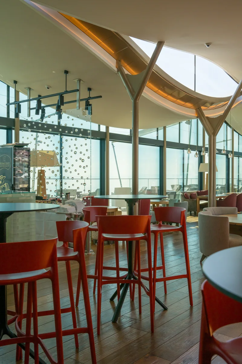 Tables et chaises rouges dans un restaurant lumineux