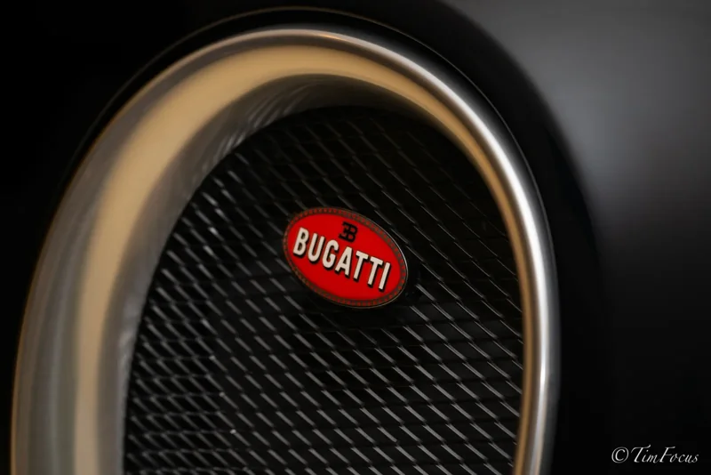 Détail de calandre automobile et badge Bugatti