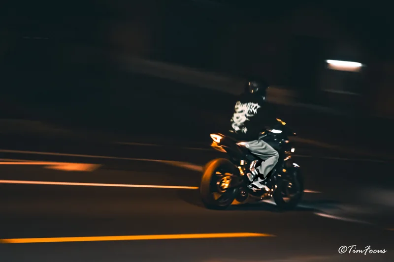 Motocycliste en mouvement dans une scène nocturne